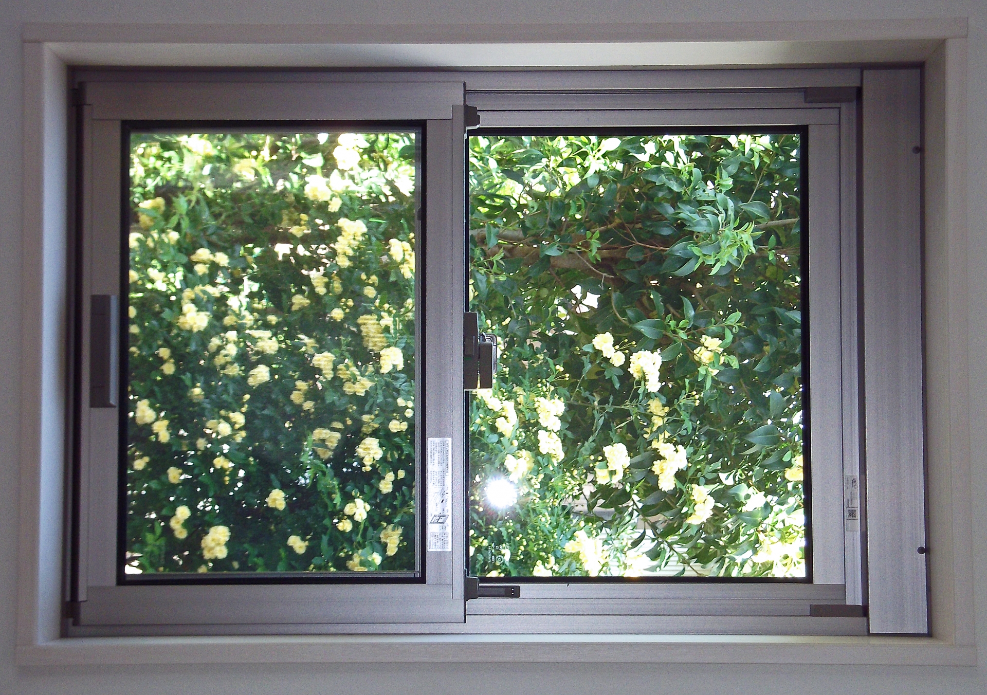 窓サッシから入り込む隙間風対策！簡単な方法と窓の調整法を解説