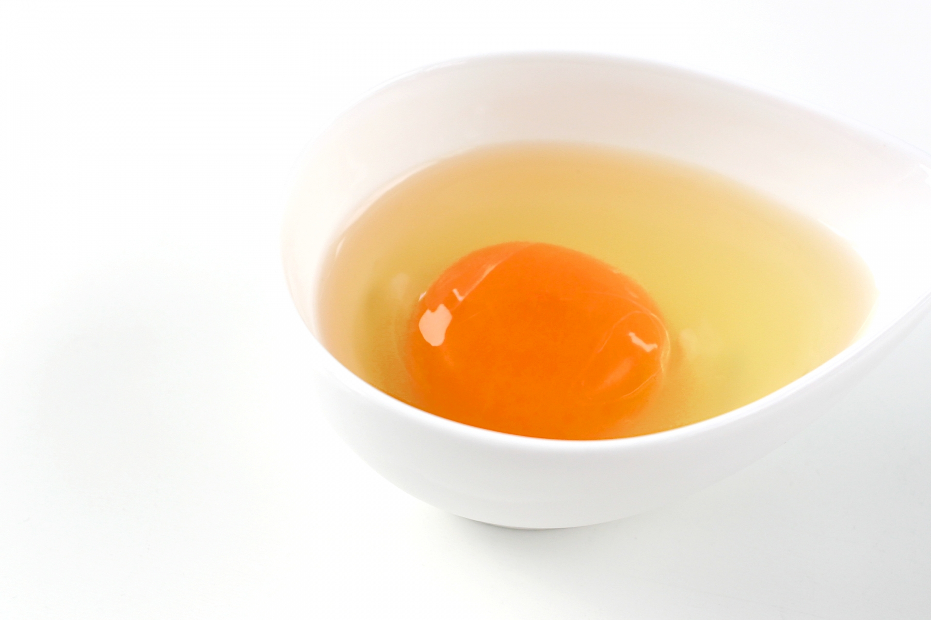 卵の白身が水っぽい原因！傷んだ卵の見分け方と鮮度別の調理法